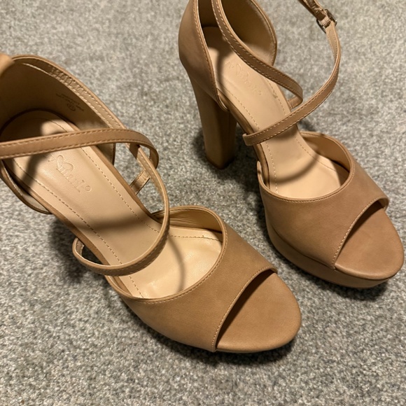 Woman's high heels - Picture 2 of 3